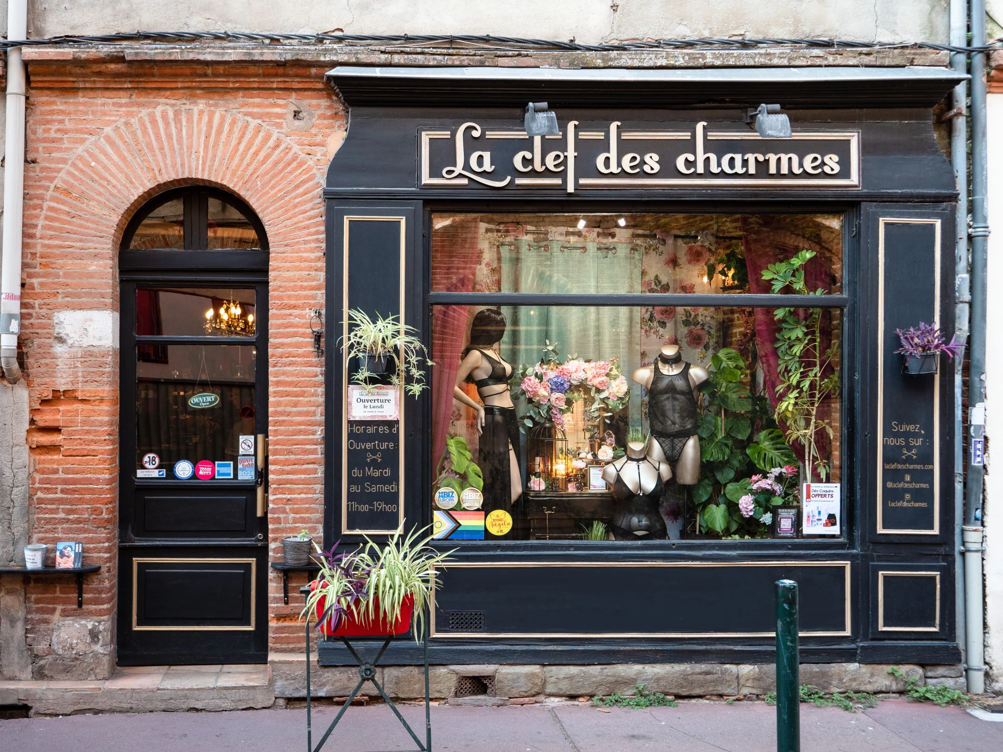 la-clef-des-charmes-toulouse-28-rue-des-blanchers-vitrine.webp